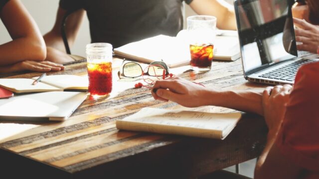 Where a Sales Meeting Becomes a Sale: 6 Key Signs to Observe