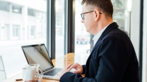 Human-AI Symbiosis: Building Hybrid Sales Teams for Smarter Selling