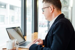 Human-AI Symbiosis: Building Hybrid Sales Teams for Smarter Selling