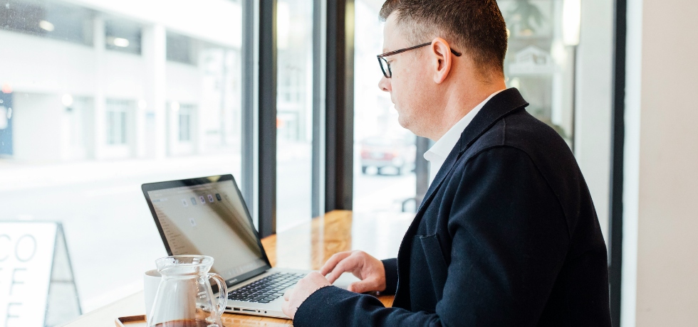 Human-AI Symbiosis: Building Hybrid Sales Teams for Smarter Selling